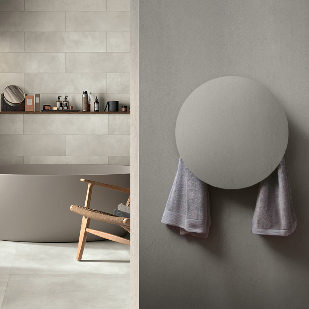 MG12 Geometrici Round towel warmer with towels in a grey bathroom