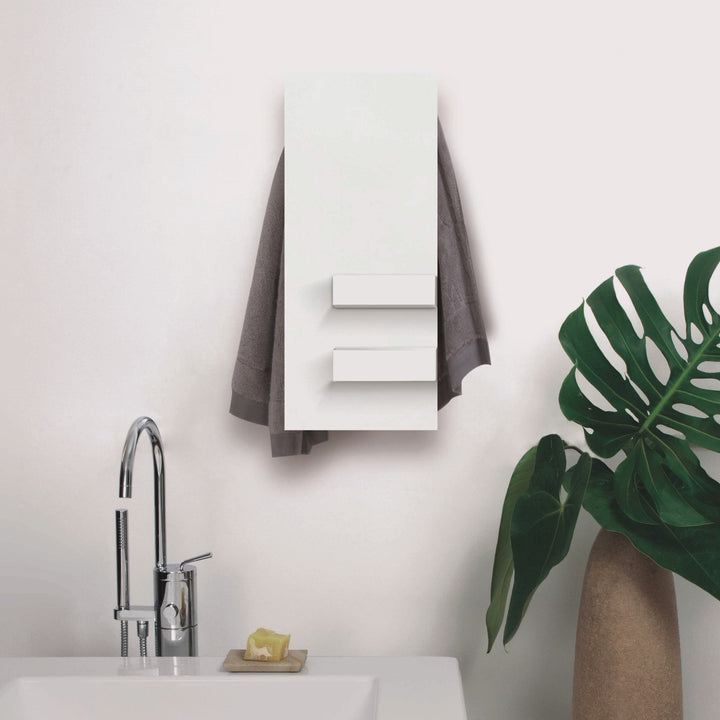 MG12 Geometrici Slim and Shelf towel warmer in white beside a bathtub with a monstera plant